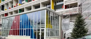 Si është të jetosh në një muze me mure parafabrikat?