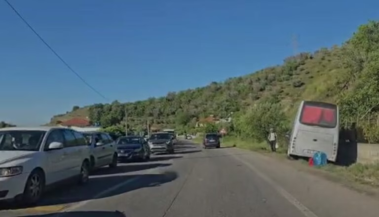 Aksident në Elbasan/ Automjeti përplaset me autobusin, lëndohen disa persona Aksident në Elbasan/ Automjeti përplaset me autobusin, lëndohen disa persona