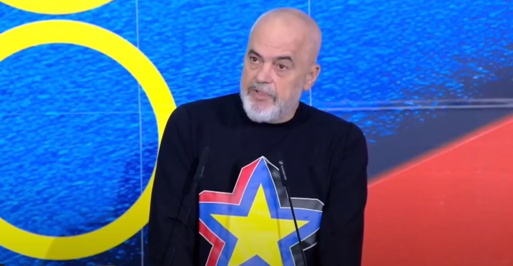 Rama mbyll takimin në Kavajë me 1 minutë heshtje për Papa Françeskun, heq kapelën me numrin 5