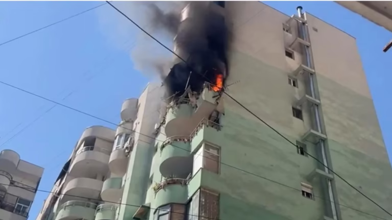 E FUNDIT/ Përfshihet nga flakët apartamenti në Tiranë E FUNDIT/ Përfshihet nga flakët apartamenti në Tiranë