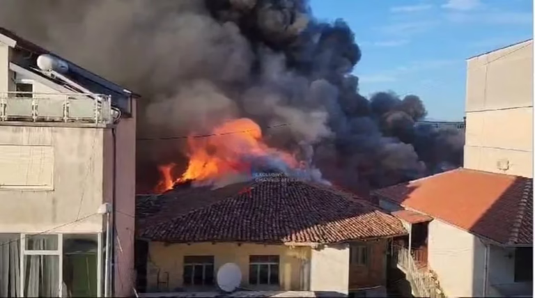 E rëndë/ Zjarri shkrumbon dy banesa. Humb jetën mamaja me 3 fëmijët e mitur