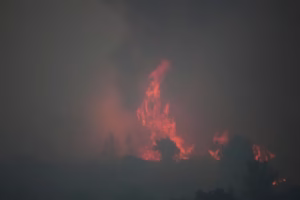 Izraeli pushtohet nga flakët, Netanyahu shpall emergjencë kombëtare