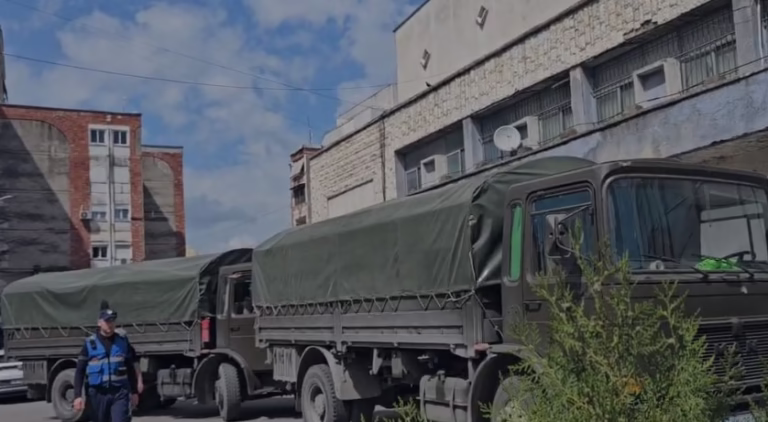 Nën masa të rrepta sigurie, materialet zgjedhore mbërrijnë në Elbasan