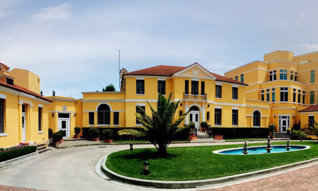 Ambasada e SHBA: Denonconi pranë DEA-së lidhjet e pastrimit të parave