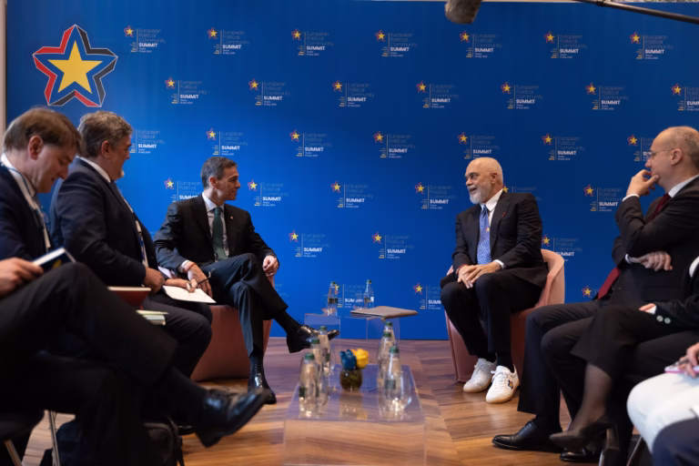 Rama nuk i heq atletet e bardha as në Samit, simboli i yllit të BE-së edhe në kravatë