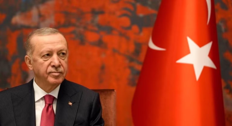 Erdogan përshëndet shpërbërjen e PKK-së kurde si hap drejt “paqes dhe vëllazërisë”