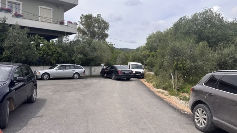 Pezullohet votimi në Karbunarë, kandidati i PD-së bllokon me makinë qendrën e votimit Problematika në Karbunarë, kandidati i PD-së bllokon me makinë qendrën e votimit