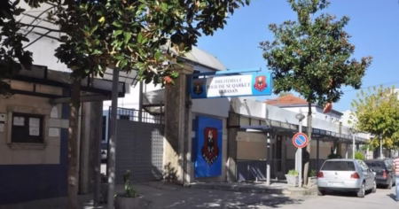“Do shkoj te nënë Kafazja"/ Fëmija 4-vjeçar i vetëm në qendër të Elbasanit, policia apel qytetarëve për identifikimin e prindërve