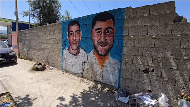 Humbën djemtë në aksidentin tragjik të 1 qershorit. Familjarët u bëjnë një murale në vendin e ngjarjes Humbën djemtë në aksidentin tragjik të 1 qershorit. Familjarët u bëjnë një murale në vendin e ngjarjes