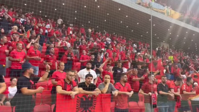 “Mora fjalë”/ Tifozët kuq e zi elektrizojnë stadiumin përpara sfidës së madhe