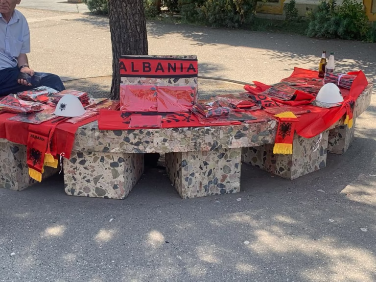 “F*ck you!”/ Flamujt e UÇK-së dhe sjellja e shqiptarëve irriton serbët "F*ck you!"/ Flamujt e UÇK-së dhe sjellja e shqiptarëve irriton serbët