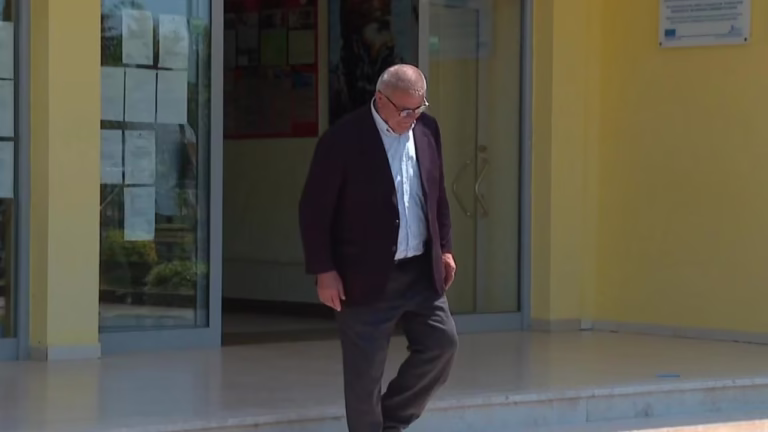 FOTO/ “Maturanti” 74-vjeçar që sfidoi moshën, diplomohet pas kalimit të provimit të anglishtes
