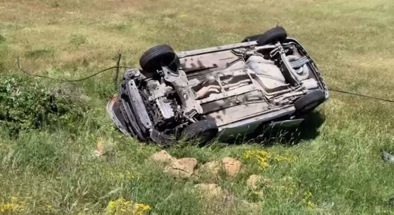 Aksident i rëndë/ Pas përplasjes me tjetër mjet, makina rrokulliset e përfundon në livadh