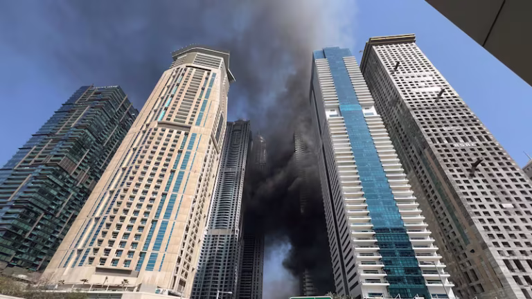 Përfshihet nga flakët pallati 67-katësh në Dubai. Evakuuohen mijëra banorë