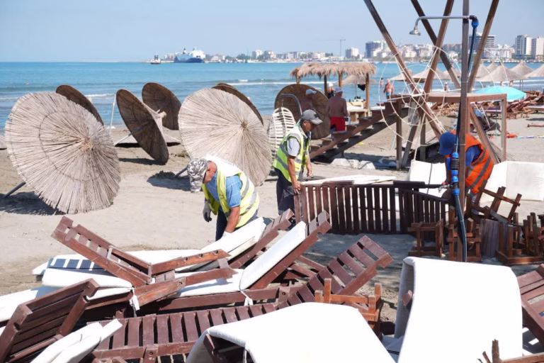 Aksioni në Vlorë/ Rama: Në Lungomare një tjetër sipërfaqe plazhi publik i është rikthyer turistëve