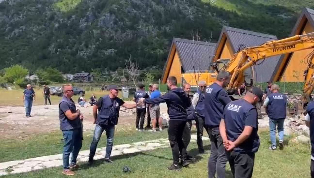 Banorët e Thethit në protestë, një grua humb ndjenjat