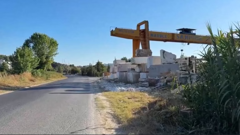Rama ultimatum bizneseve: Keni afat deri në 31 Korrik të lironi buzërrugët Rama ultimatum bizneseve: Keni afat deri në 31 Korrik të lironi buzërrugët