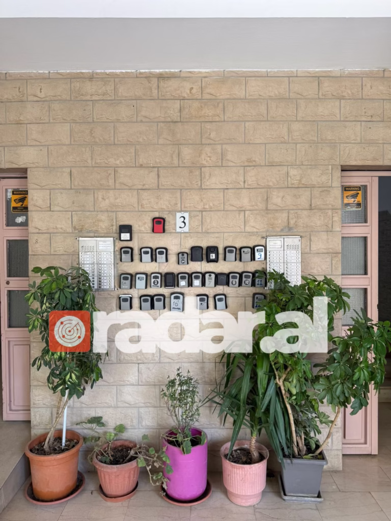FOTO-LAJM/ Tirana e mbushur me turistë, 30 apartamente Airbnb vetëm brenda një pallati 9-katësh