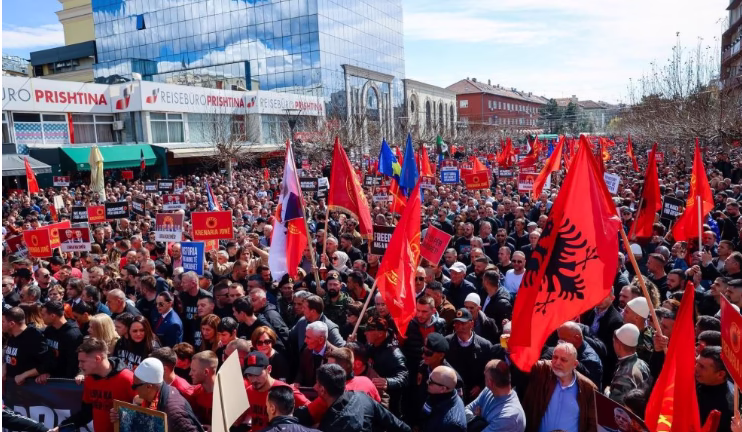 “S’jemi vetëm!”, Kosova proteston nesër për të mbrojtur UÇK-në/ Krasniqi: Të gjithë në shesh, me çlirimtarët