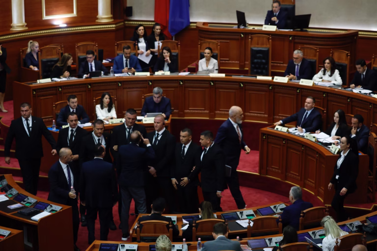 PD ngre alarmin tek Ambasadat: Kuvendi u kthye në skenë antikushtetuese, opozita u përjashtua nga debati