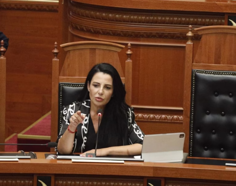 Replikat në Kuvend/ “Bukurosh kam lindur”, Balluku–Balliut: Ne jemi të bukur si fis, pa ndërhyrje!