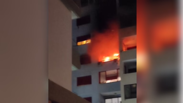 Zjarr përfshin një apartament në Durrës, panik mes banorëve, ndërhyn zjarrfikësja