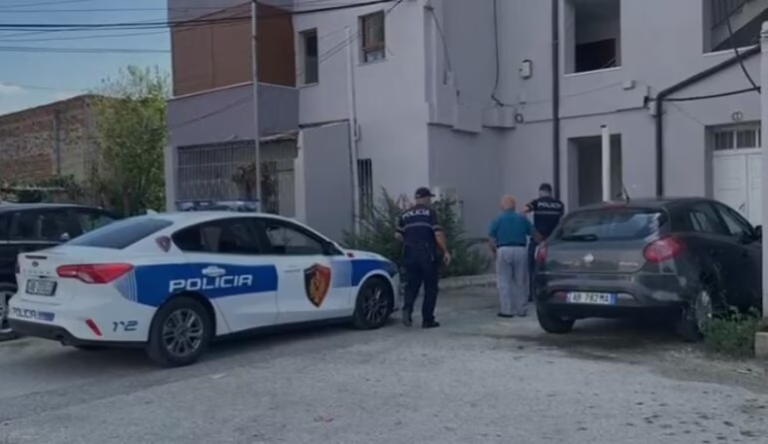 Lushnje/ I moshuari që jetonte i vetëm gjendet i pajetë në banesën e tij