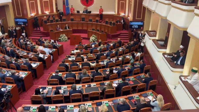 E fundit/ Betohen deputetët e parlamentit të ri