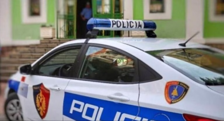 Përplasi dy makina dhe plagosi një 60-vjeçare, arrestohet i riu në Vlorë