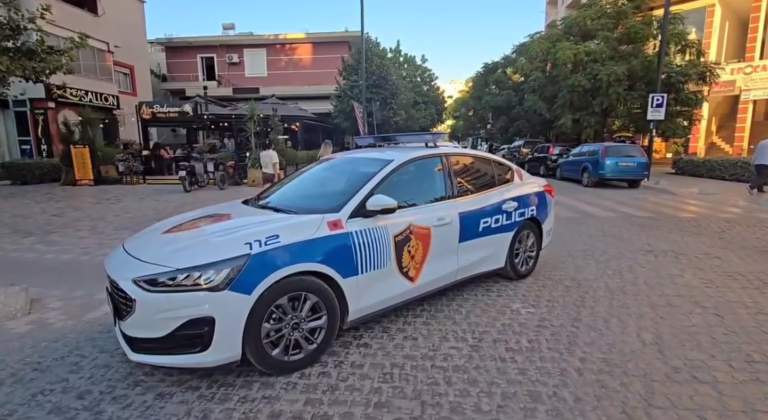 Aksident në Vlorë, makina e Policisë Bashkiake përplas 13-vjeçarin në vijat e bardha 22-vjeçari zhduket nga banesa, babai ngre alarmin në polici për fatin e të birit