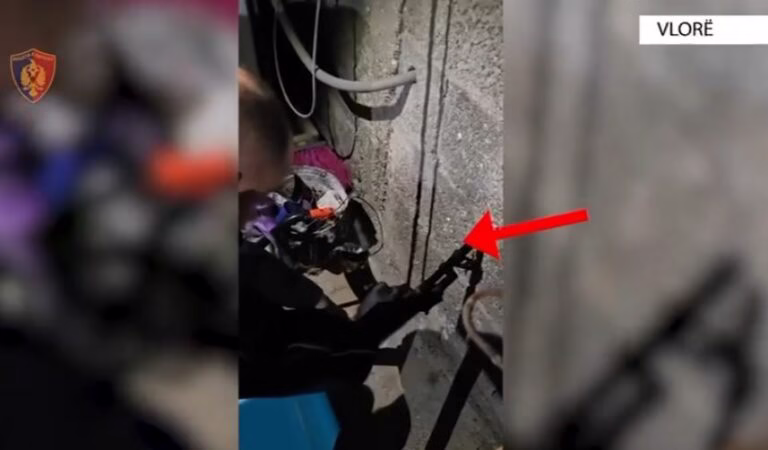 Arrestohen babë e bir, iu gjetën ar*ë automatike dhe municion në banesë