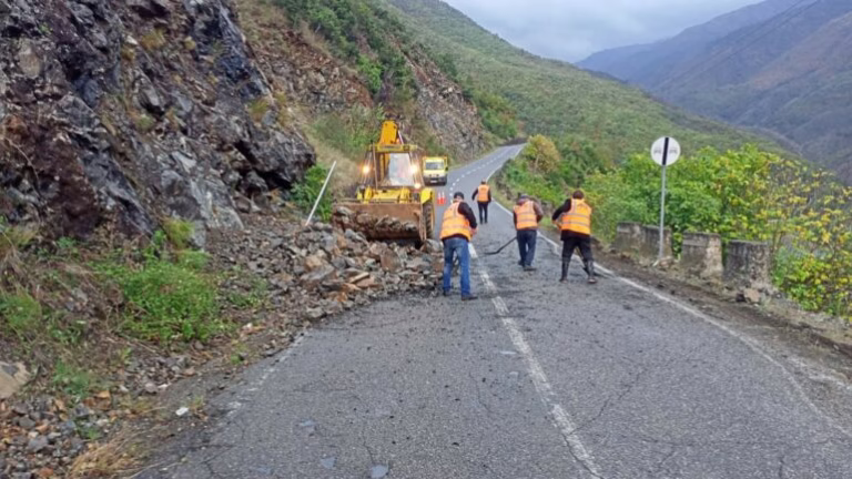 Rrëshqitje gurësh në rrugën Burrel–Skuraj, problem me qarkullimin e mjeteve