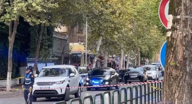 EMRI/ V*au gjyqtarin Astrit Kalaja brenda sallës së gjyqit, ja kush është autori