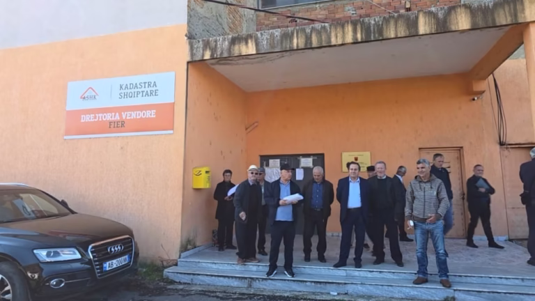 “Jetojmë prej 20 vitesh, por s’jemi pronarë!”, 60 familje në Fier protestë për shtëpitë e tyre