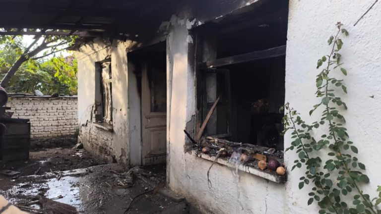 Zjarr i fuqishëm në Maliq, banesa digjet brenda pak minutash