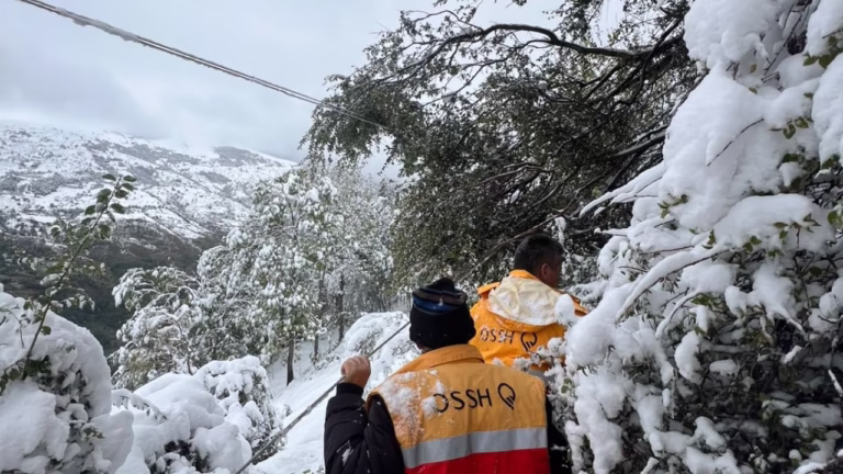 Dëbora dhe erërat e forta shkaktojnë ndërprerje energjie, 20 familje në Kukës mbeten pa drita