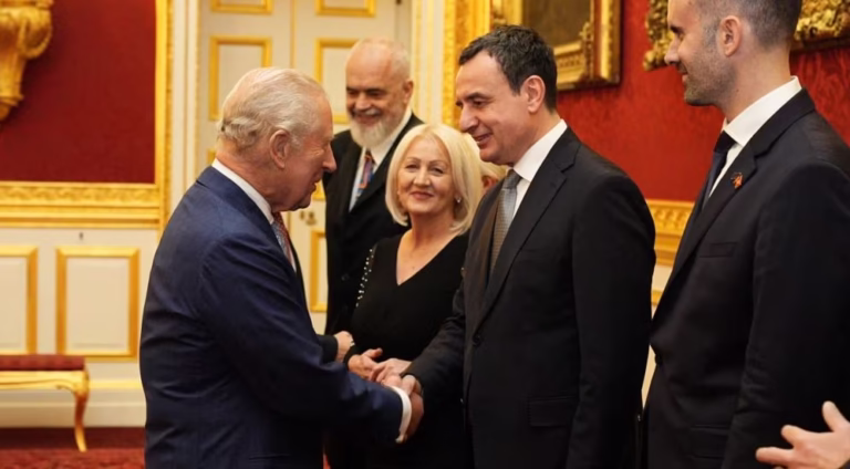 Mbreti Charles i Britanisë e përshëndet kryeministrin e Kosovës në detyrë, Albin Kurti, gjatë një pritjeje për udhëheqësit e Ballkanit Perëndimor në prag të Samitit të Procesit të Berlinit, Londër, Britani, 21 tetor 2025.