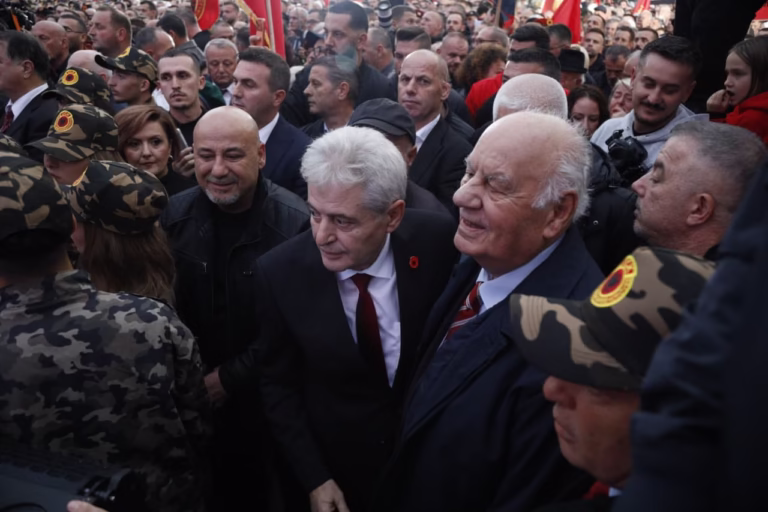 Tirana kuqezi në mbështetje të UÇK-së, Alfred Moisiu: Komandantët e UÇK kanë bërë detyrën më të lartë të historisë