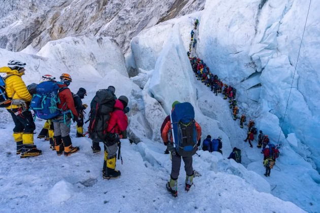 Everesti i ngrirë/ Një i vdekur dhe mbi 200 alpinistë të bllokuar nga stuhia e borës