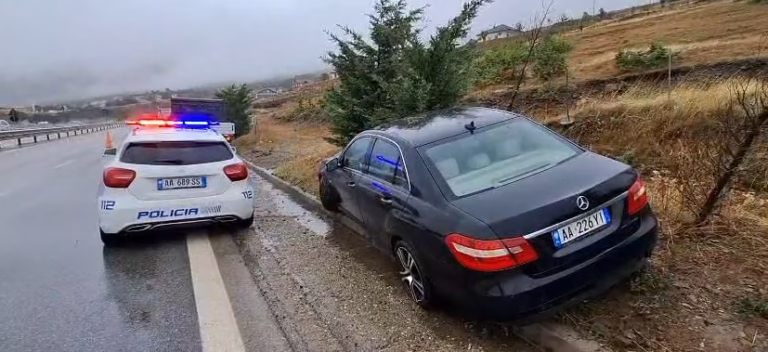 Përplaset makina në Rrugën e Kombit/ Plagoset shoferi, dërgohet tek Trauma