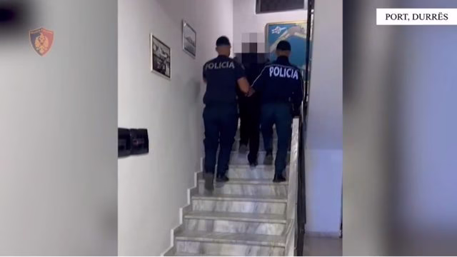 Fshehu në kamion 3 persona të shpallur në kërkim për të kaluar ilegalisht kufurin, arrestohet shoferi