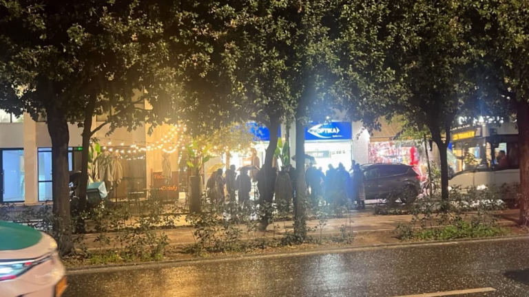 Aksident në Bulevardin “Zogu i Parë”/ Makina përplas motorin, dyshohet për të plagosur