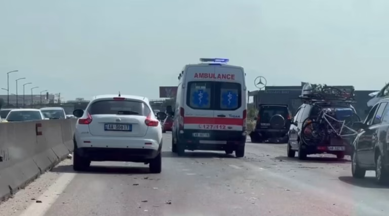 Aksident fatal në Tiranë, humb jetën 28-vjeçari Aksidenti çon në arrestimin e 32-vjeçarit, i kishte shkaktuar mbi 300 milionë lekë dëm shtetit