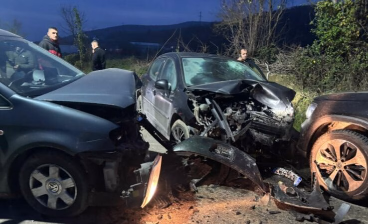 Tre makina përplasen në aksin Shupenzë-Maqellarë, plagoset rëndë një person