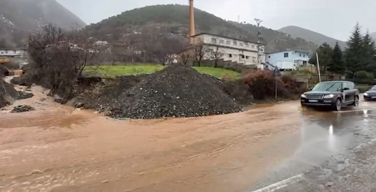 Vërshime uji dhe inerte bllokojnë pjesërisht aksin Pogradec-Qafë Thanë