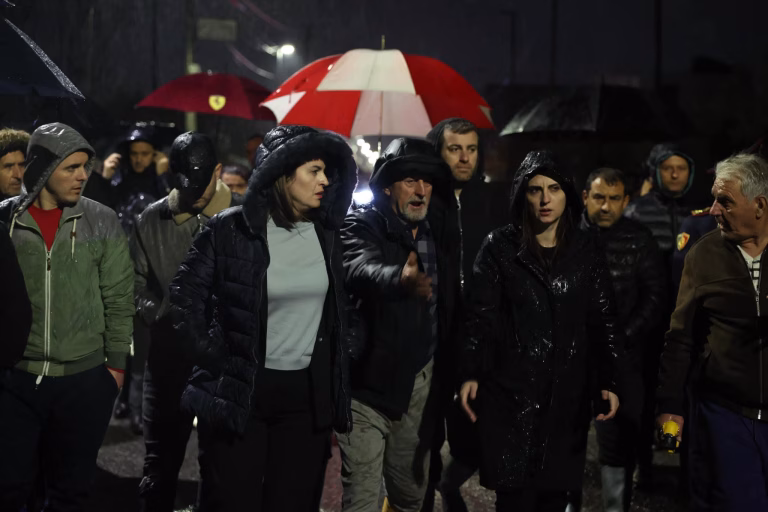 Reshjet vënë në alarm Durrësin/ Ministrja Koçiu në terren: Institucionet në gatishmëri të plotë, hidrovorët funksionalë