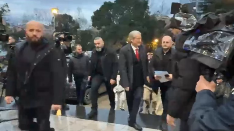 Protesta e opozitës/ Berisha mbërrin në seli: Keni shansin e madh të riktheni të ardhmen e shqiptarëve Protesta e opozitës/ Berisha mbërrin në seli: Keni shansin e madh të riktheni të ardhmen e shqiptarëve