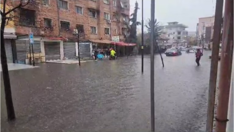 Shkoi të verifikonte situatën, por uji i mori jetwn. Vi*tima në Durrës, punonjës i ndërmarrjes komunale
