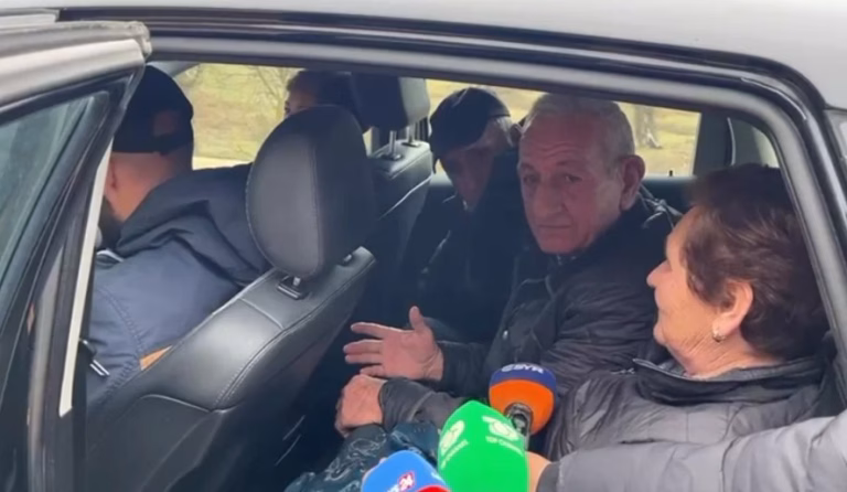 Qytetarët të bllokuar për orë të tëra në aksin Librazhd-Qafë Thanë pas rrëshqitjes së dheut