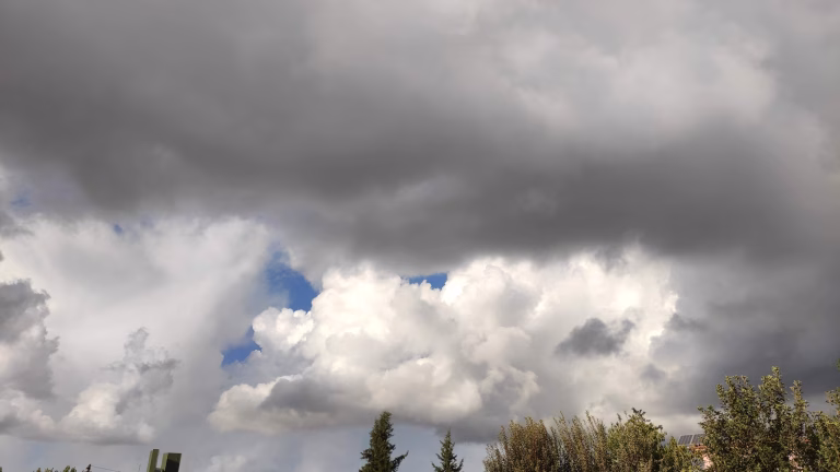 Kushte atmosferike të paqëndrueshme, parashikimi i motit për sot dhe sa do të jenë temperaturat